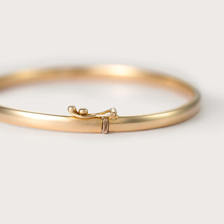 Oval gold bangle