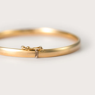 Oval gold bangle