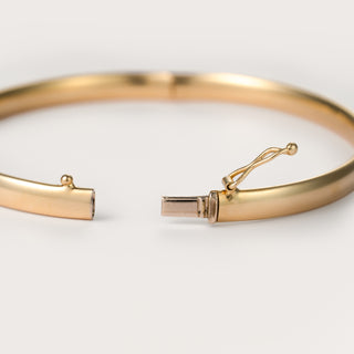 Oval gold bangle