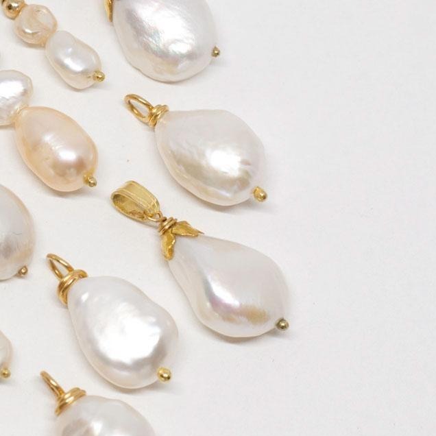Baroque pearl charm